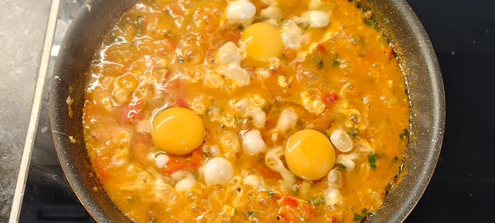 Shakshuka Scrambled Eggs! - Series Male Homemade
, My, Men's cooking, Recipe, Shakshuka, Omelette, Eggs, Breakfast, Food, Yummy, Preparation, Cooking, Vegetables, Other cuisine, Tableware, Bread, Cooking for the lazy, Spices, The photo, Longpost