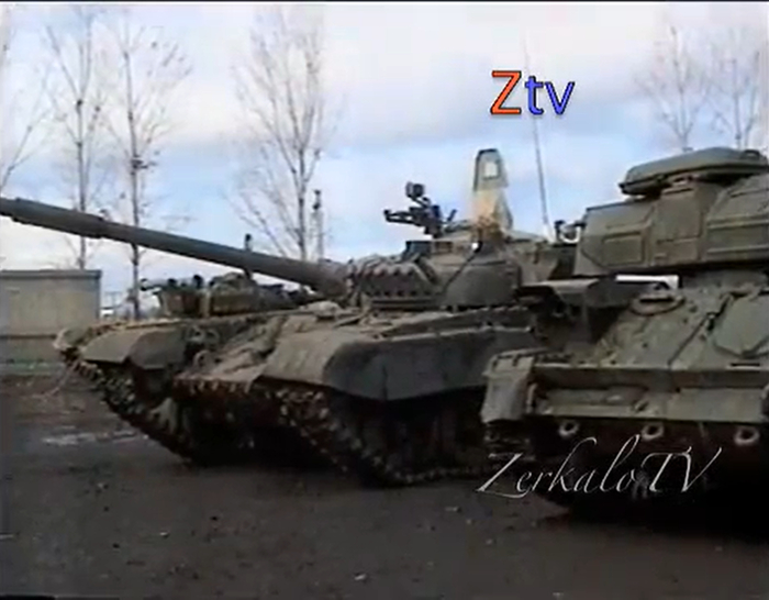 Танк Т-72А антидудаевской оппозиции. На переднем плане стоит ЗСУ "Шилка".