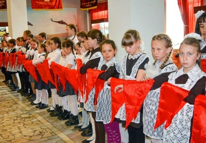 Как повяжешь галстук, Береги его: Он ведь с красным знаменем Цвета одного