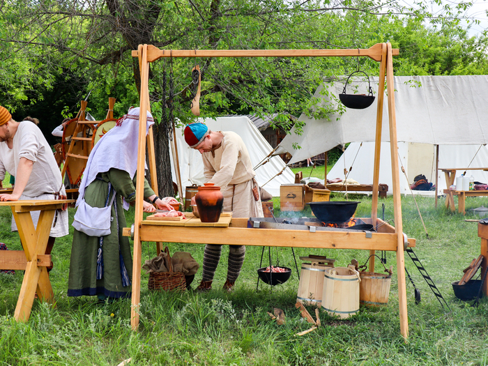 Вот и площадка Светлицы, на огне греется котел, режется мясо, скоро будет каша.