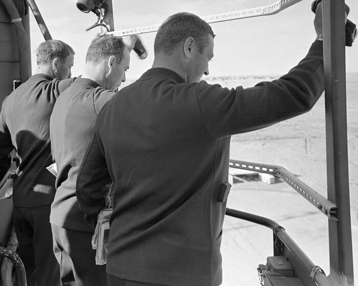 Экипаж космического корабля «Союз-11» в последние минуты перед входом в кабину корабля. Космодром Байконур, 6 июня 1971 годаФото: Александр Моклецов / РИА Новости