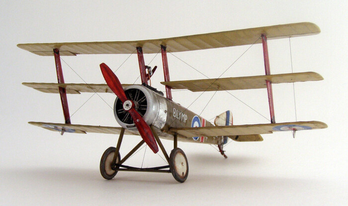 ��� 15 ����� � �������� ������ �������� Sopwith-Triplane.