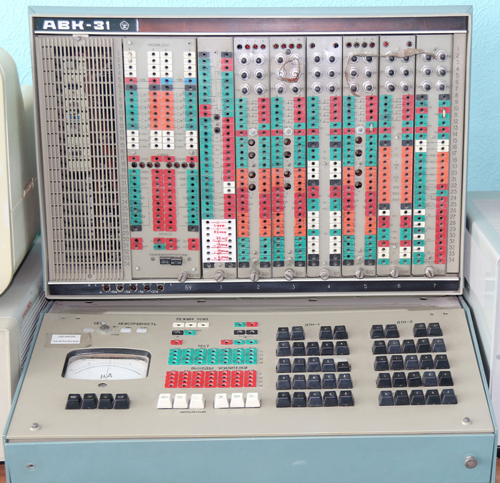 АВК-31 (<a href="https://www.computer-museum.ru/histussr/avmniism.htm%20%20https://ru.wikipedia.org/wiki/%D0%A4%D0%B0%D0%B9%D0%BB:AVK-31_Computer_System_1.jpg" target="_blank" rel="nofollow noopener">Источник</a>)