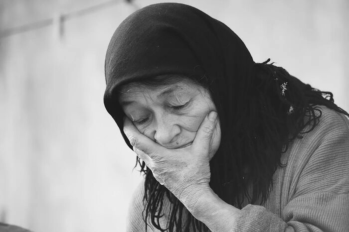 Реальная история про двух соседов, из-за которых родная мать братьев спала рядом с мусорным жбаном всю ночь!
