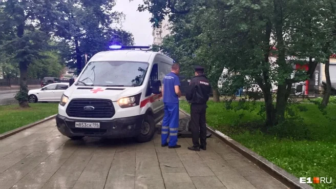 The body of a scooter rider was found in the center of Yekaterinburg. - Series Articles from the web, Negative, Incident, Driver, Yekaterinburg, Death, Sidewalk, Kick scooter, Scooters, Electric scooter