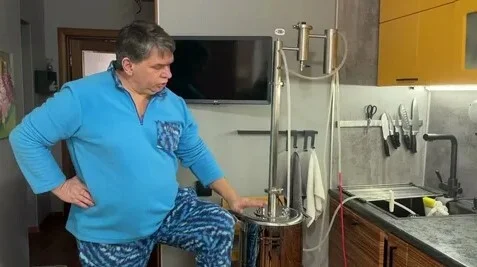 A moonshiner from Kudymkar has learned to distill motor fuel from substandard potatoes. - My, IA Panorama, Petrol, Production, Russian production, Innoprom, Innovations, Industry, Import substitution, Engine, Alcohol, Moonshine, Domestic auto industry