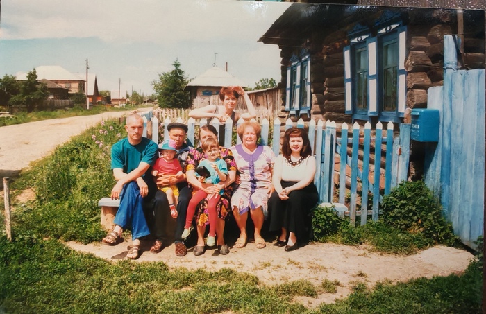 Когда гости собирались уезжать, всегда последняя фотография была на лавочке возле дома. Таких фотографий у меня много из разных лет в разном составе. Здесь я, молодая и тонкая, стою за всеми.