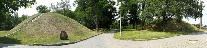 Курганы Безымянный (справа) и Гульбище (слева). Болдины горы. Чернигов. Украина.