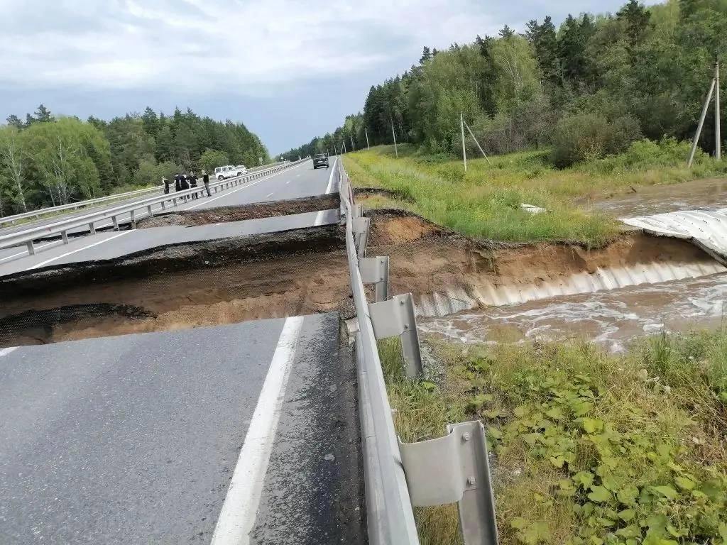 The Tyumen-Yekaterinburg highway was completely closed due to a collapsed road surface. - Auto, Motorists, Driver, Road, Road safety, Crash, Bridge, River, Video, Vertical video, Short videos, Telegram (link), Longpost