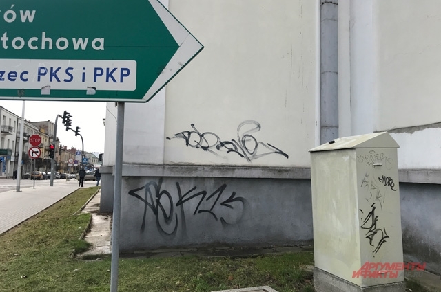 Граффити на здании бывшей синагоги. Фото: <a href="https://pikabu.ru/story/ubyom_kak_delal_gitler_pochemu_polshe_tak_khotelos_podstavit_sssr_14223986?u=http%3A%2F%2Fwww.aif.ru%2F&t=%D0%90%D0%B8%D0%A4&h=093da90650d014234c1371d8eb145f99d347ac51" title="http://www.aif.ru/" target="_blank" rel="nofollow noopener">АиФ</a>/ Георгий Зотов
