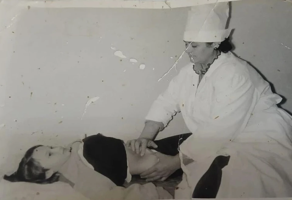The Island Paramedic: How a 74-year-old nurse with a pacemaker in her chest swims down the river to see patients every day. - My, The patients, Medics, Paramedic, Negative, Longpost