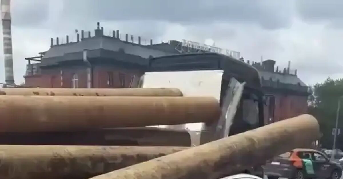 Pipes fell out of a truck trailer onto a taxi in Moscow. - Auto, Car, Truck, Motorists, Driver, Taxi, Yandex Taxi, Road safety, Traffic rules, Violation of traffic rules, Safety engineering, Road accident, Crash, Negative, Video, Vertical video, Short videos, Telegram (link)