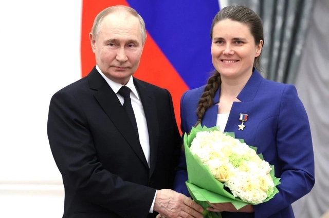 Кикина удостоена звания Героя России. Фото: <a href="https://pikabu.ru/story/rabotala_na_radio_kak_vyiglyadela_anna_kikina_do_togo_kak_stala_kosmonavtom_14154386?u=http%3A%2F%2Fkremlin.ru%2F&t=kremlin.ru&h=bfe1a5e060615669082ad1bf7933abfef4e794de" title="http://kremlin.ru/" target="_blank" rel="nofollow noopener">kremlin.ru</a>
