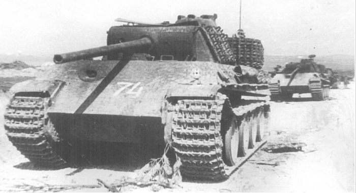 Танк Pz.Kpfw. V «Пантера», шёл в колонне пятым. У танка взрывом от детонации боезапаса вырван верх крыши. За ним колонна немецкой бронетехники, уничтоженная из засады советской артиллерией на границе Венгрии и Австрии