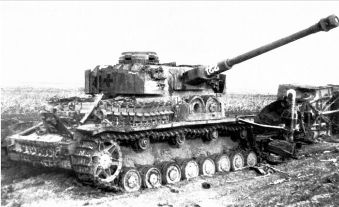 Немецкий танк Pz.Kpfw.IV Ausf.J следовавший в колонне, уничтожен попаданием авиабомбы при налете советской штурмовой авиации 3-го Украинского фронта. Хороший пропущенный – моторного отсека, как не бывало