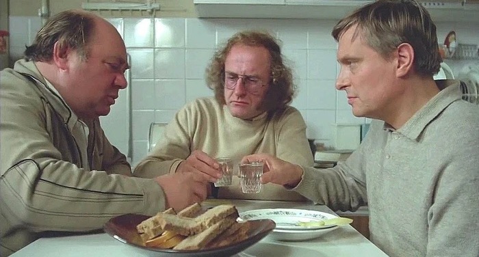 кадр из советского кинофильма про алкашей