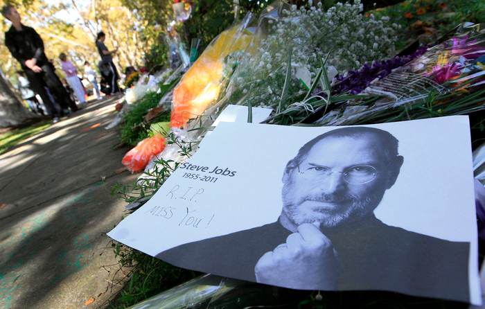 Мир прощается со Стивом Джобсом, октябрь 2011 года. Источник: Bloomberg / Bloomberg via Getty Images.