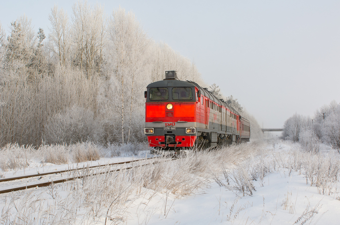 Тепловоз 2ТЭ116-1566 с рабочим поездом.