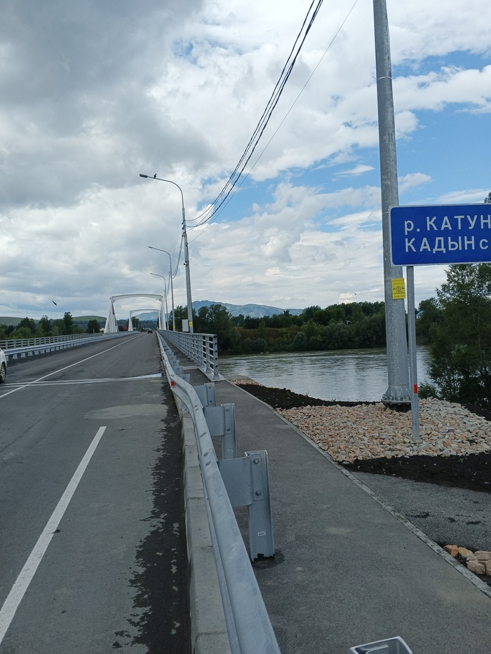 Новый мост через Катунь. Старый, подвесной, был рядом. Его демонтаж почти закончен.