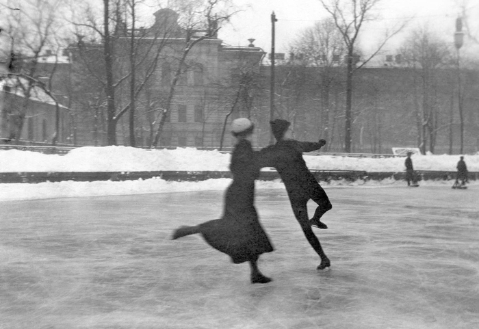 А 9 февраля 1896 года здесь прошёл первый в истории чемпионат мира по фигурному катанию.