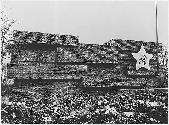Monument to Rosa Luxemburg and Karl Liebknecht at Friedrichsfelde Cemetery, Berlin, 1926 - Monument, Karl Liebknecht, Rosa Luxemburg, Germany, Black and white photo, Historical photo, Picture with text, Longpost