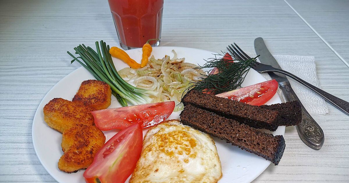 My breakfast - My, Breakfast, Omelette, Toast, Nuggets, Tomatoes, Men's cooking, Tomato juice, Onion, Video, Rutube, Short videos, Series Forks  Spoons