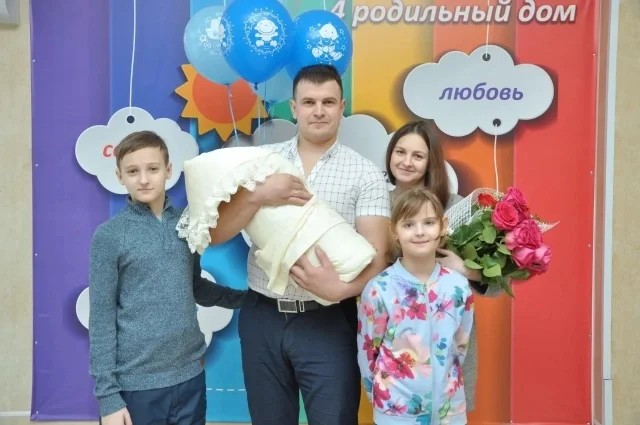 Some people caught the child jumping out of the fire with their hands, others just watched - My, Negative, Kindness, Ministry of Emergency Situations, Video, Longpost