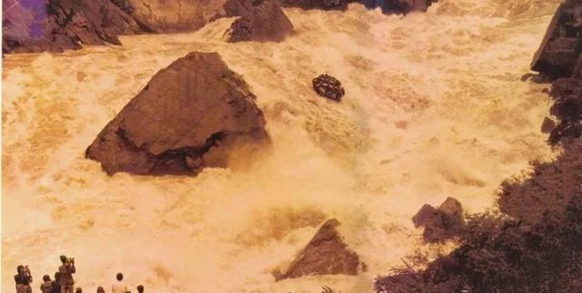 Response to the post The raging Yangtze River in the Tiger Leaping Gorge (southwest China) - Short videos, Vertical video, With sound, Video, Nature, Yangtze, China, Gorge, Asia, River, Flow, Spectators, Tourist places, Travels, Туристы, Element, Swirling, Reply to post, Longpost