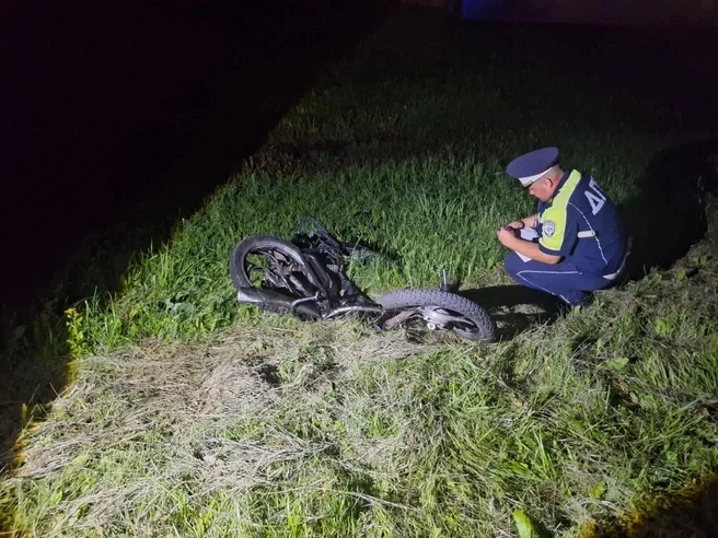 A teenager riding a moped was thrown off the road by the impact in the Urals – horrific footage of the moment of the accident. - Series Articles from the web, Negative, Driver, Incident, Crash, Violation of traffic rules, Road accident, Moped, Auto, Short videos, Gai, Video