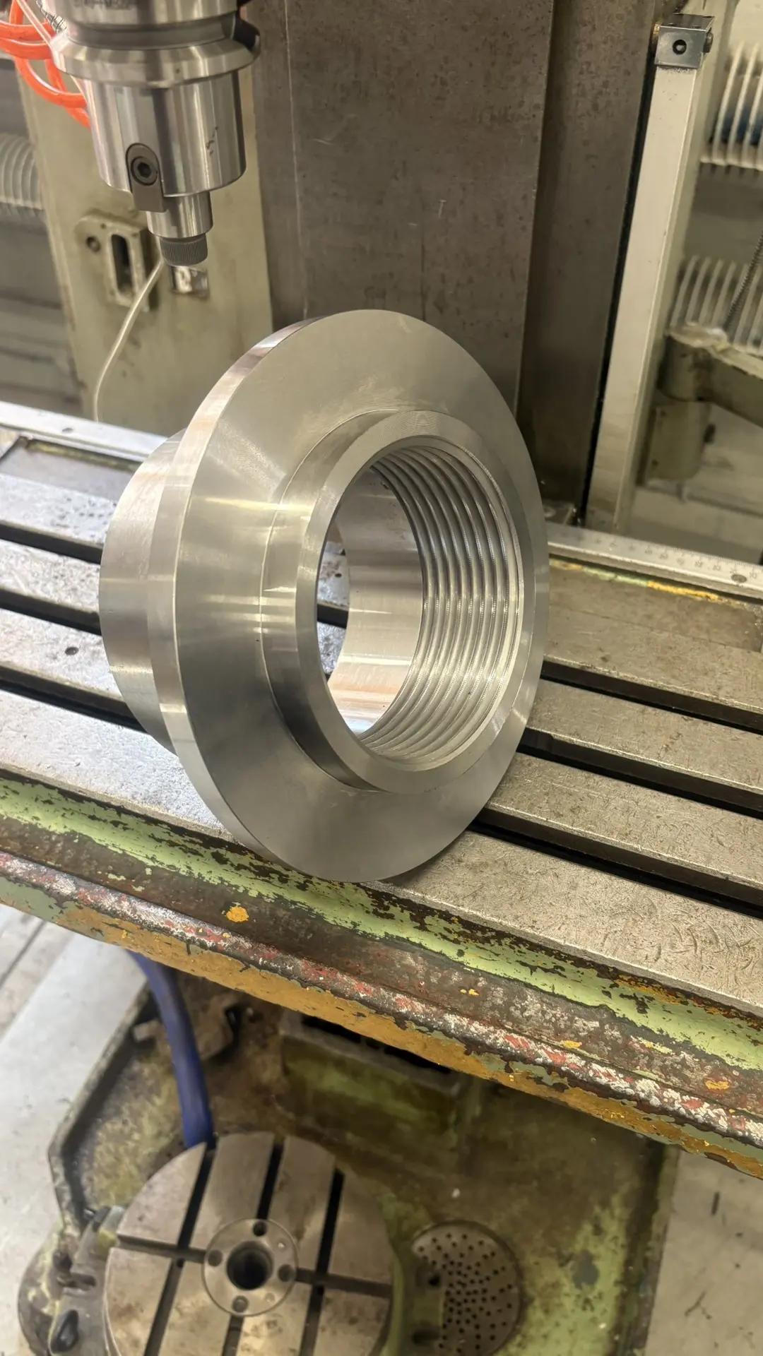 Replacing a chuck on a 1m63 lathe (DIP300) - My, Rukozhop, Soundless, Vertical video, Short videos, Lathe, Chelyabinsk, Shop, Turner, Repair, Cartridges, Metal carving, Heat, Video, Mat, Longpost