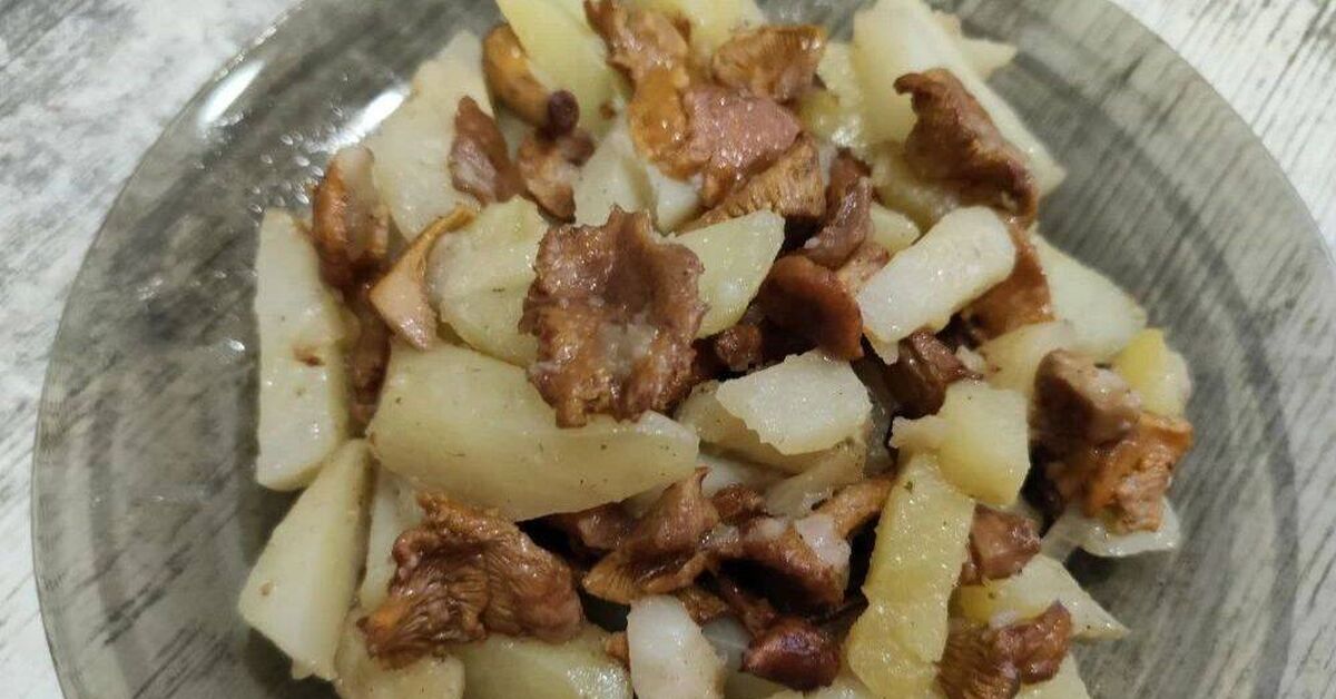 Fried potatoes with chanterelles are a delicious, filling, and easy-to-prepare dish. - Rutube, Recipe, Food, Yummy, Cooking, Chanterelles, Mushrooms, Dinner, Dinner, Snack, Roast potatoes, Potato, Video recipe, Preparation, Video