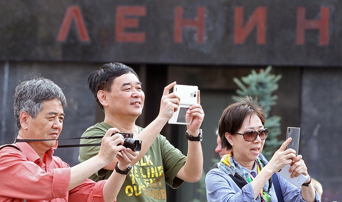 Любовь китайцев к белой коже и мания совместных фотографий