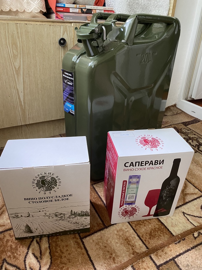 Планировал привезти запаса винишка, но пришлось внести коррективы -вместе с вином привез бензин. Из плюсов теперь я обладатель новенькой канистры)))