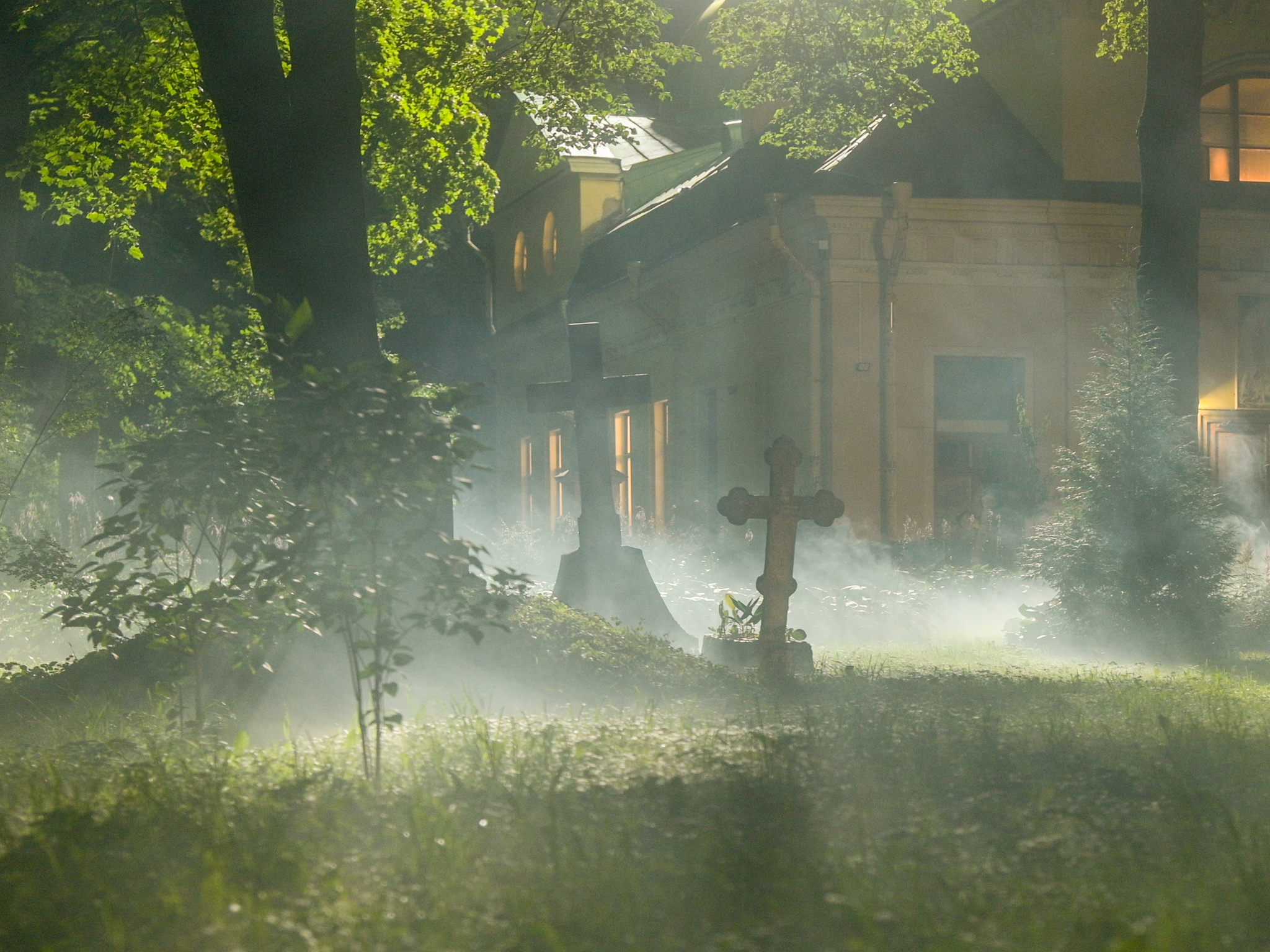 Night at the cemetery - My, The photo, Photographer, Beautiful view, Nikon, Night, Light, dawn, Cemetery, Fog, Sun rays, beauty
