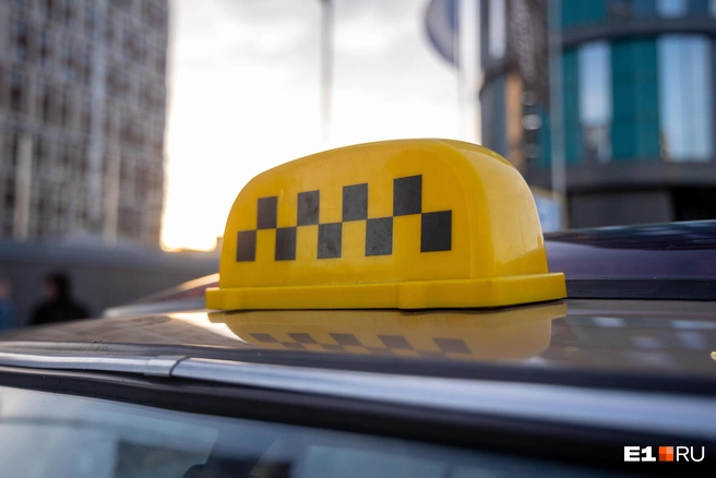 In Yekaterinburg, a taxi driver refused to pick up Roma. A blogger from the camp responded: video - Series Articles from the web, Negative, Driver, Taxi driver, Taxi, Yekaterinburg, Gypsies, Conflict, Bloggers, Short videos, Vertical video, Пассажиры, Video, Longpost