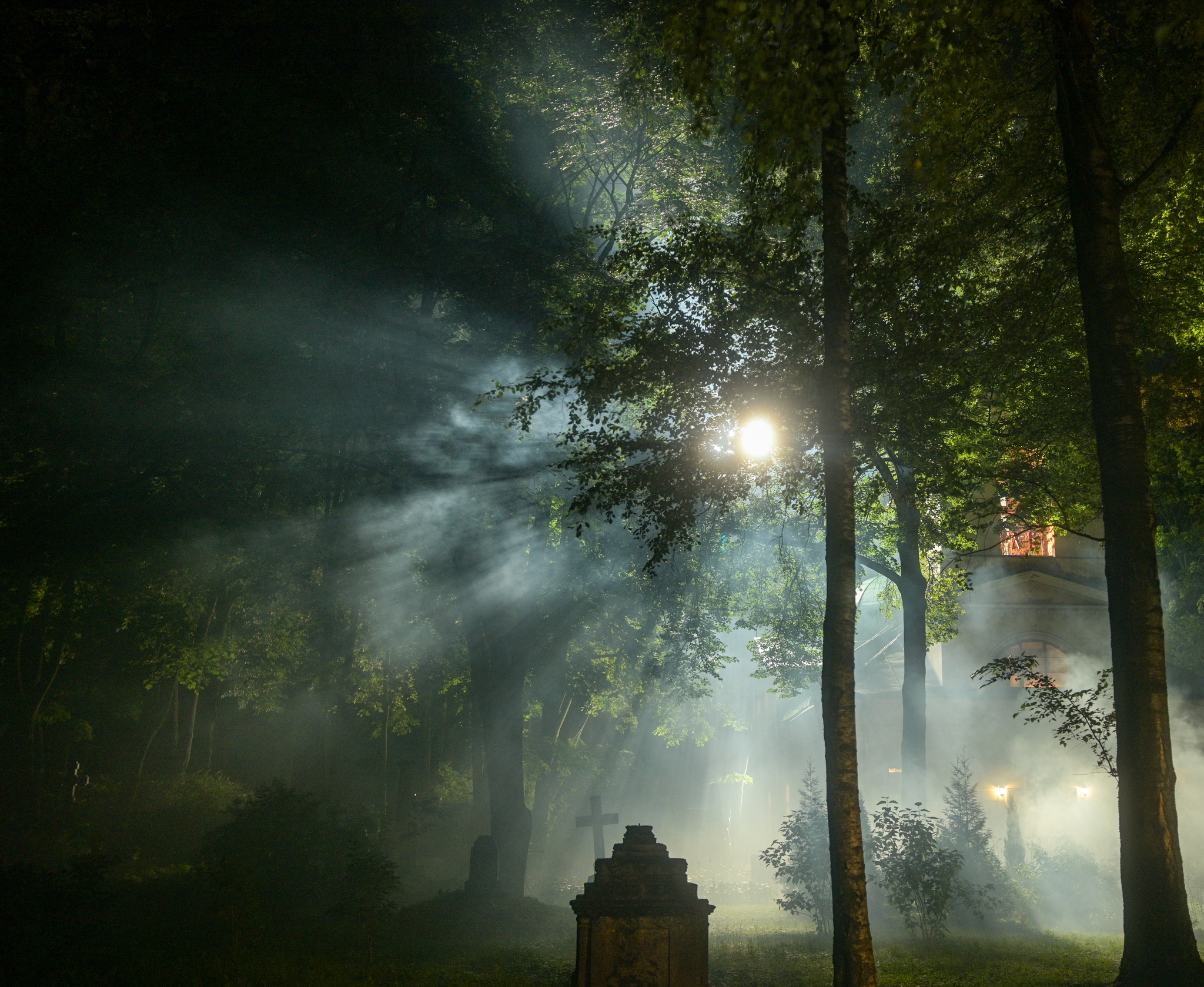 Night at the cemetery - My, The photo, Photographer, Beautiful view, Nikon, Night, Light, dawn, Cemetery, Fog, Sun rays, beauty