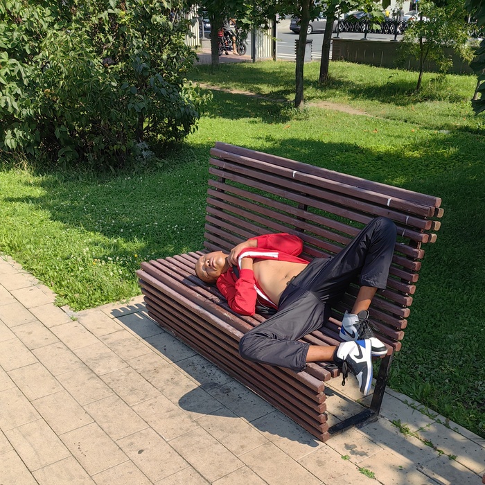 Москвич отдыхает на лавочке