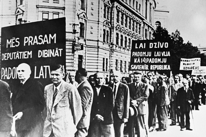 Демонстрация трудящихся Риги в связи с победой блока трудового народа на выборах в сейм. Надписи на лозунгах: «Мы просим депутатов учредить Советскую Латвию» и «Да здравствует Советская Латвия — 14 Советская суверенная республика». Фото: <a href="https://pikabu.ru/story/nashli_sebya_istorik_dyukov_raskryil_kogda_pribaltyi_stali_nenavidet_rossiyu_14208115?u=http%3A%2F%2Fria.ru%2F&t=%D0%A0%D0%98%D0%90%20%D0%9D%D0%BE%D0%B2%D0%BE%D1%81%D1%82%D0%B8&h=95cfc105819a6bbe784e4ead6d4e493da37403f0" title="http://ria.ru/" target="_blank" rel="nofollow noopener">РИА Новости</a>