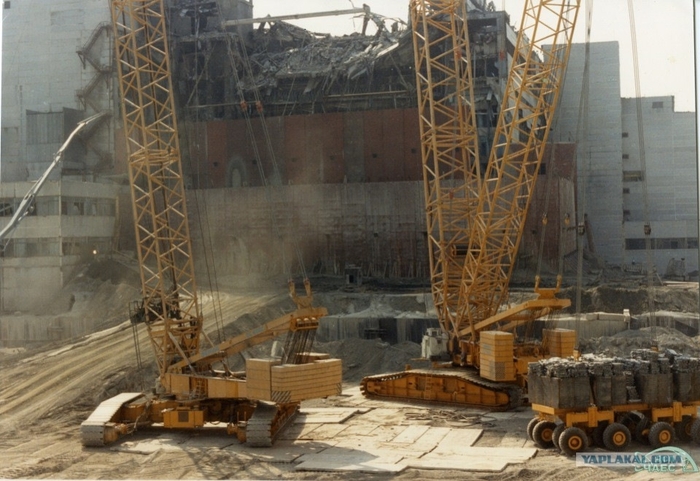 СС 4000 (слева) и СС 4800 на одной площадке. <a href="https://anna-news.info/chernobyl-krany-demag-2/?ysclid=mot33ywdfv323003482" target="_blank" rel="nofollow noopener">Источник фото</a>