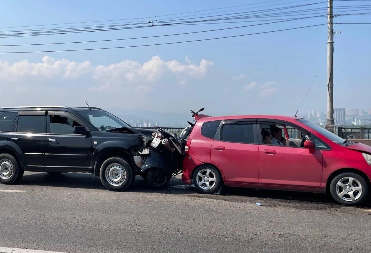 In accordion with a motorcycle... - Series Movement in the flow, Krasnoyarsk, Road accident, Crash, Road, Violation of traffic rules, Auto, Motorists, Moto, Motorcyclists, Video, Short videos, The photo, Negative, Soundless, Longpost