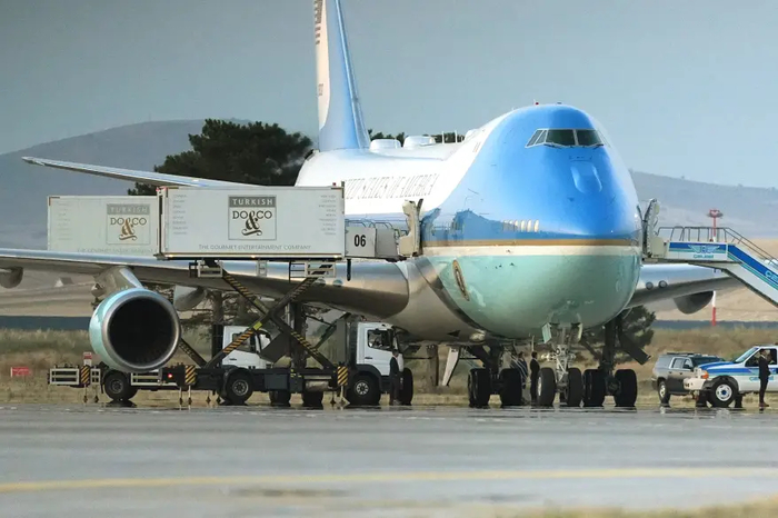 По имеющимся данным, Трампа тайно вывезли из самолета Air Force One в передвижном фургоне для доставки еды.