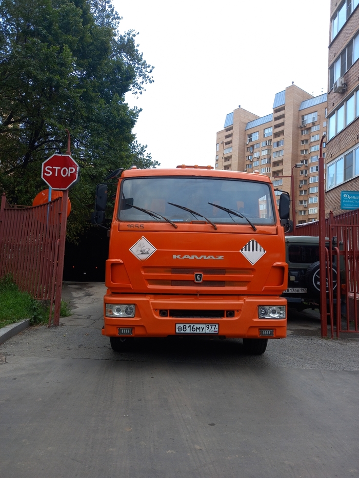 «7 августа 2026 года, 12:13. КАМАЗ В 816 МУ 977 в створе ворот. Время указано по EXIF исходного файла. Фото предоставлено жителями»