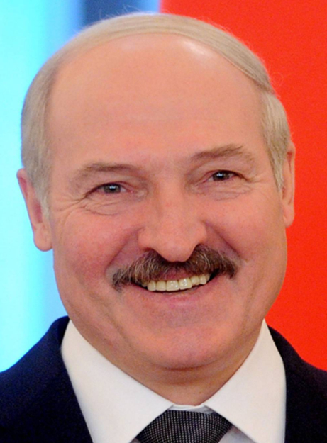 Когда ты полешь картошку, он улыбается.