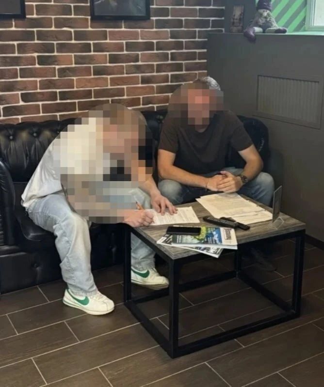 В Ярославле запись к барберу обернулась явкой: как пристав обыграл должника в его же кресле