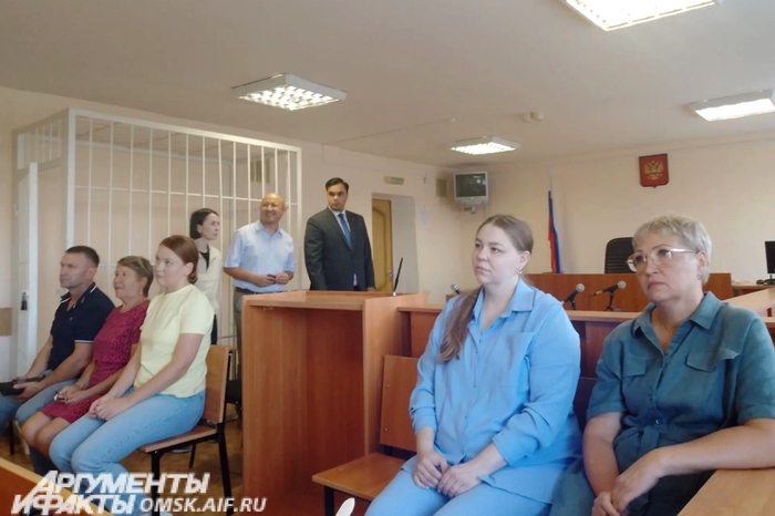 Пассажиры рейса, пришедшие поддержать капитана Белова. Фото: АиФ-Омск/ Ксения Ермакова