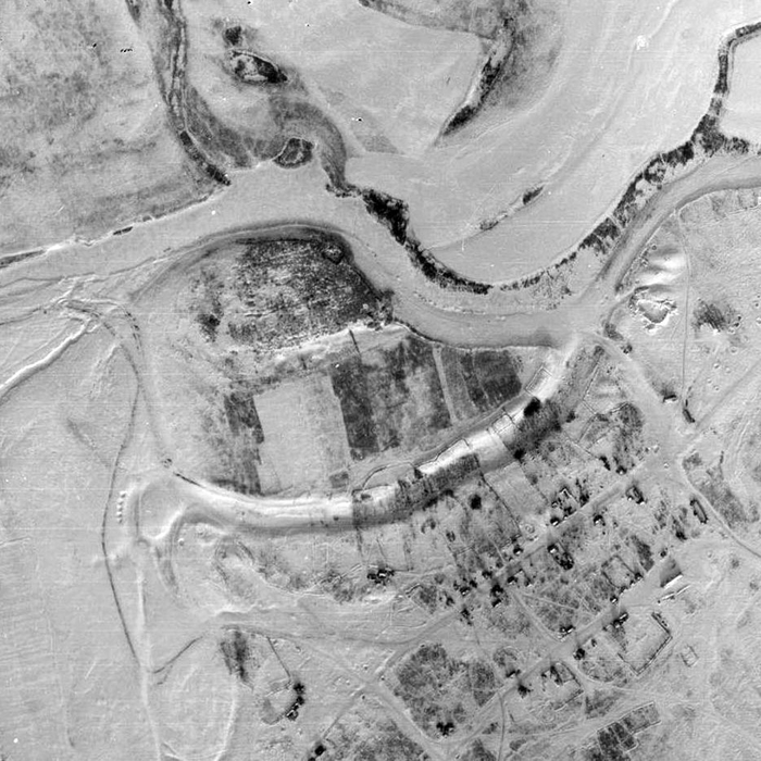 Левобережное Цимлянское городище на немецкой аэрофотосъёмке 1943 года. Снимок был сделан ещё до последних масштабных раскопок Саркела и до создания Цимлянского водохранилища. Оригиналы этой серии аэрофотосъёмки находятся в Национальном архиве США.