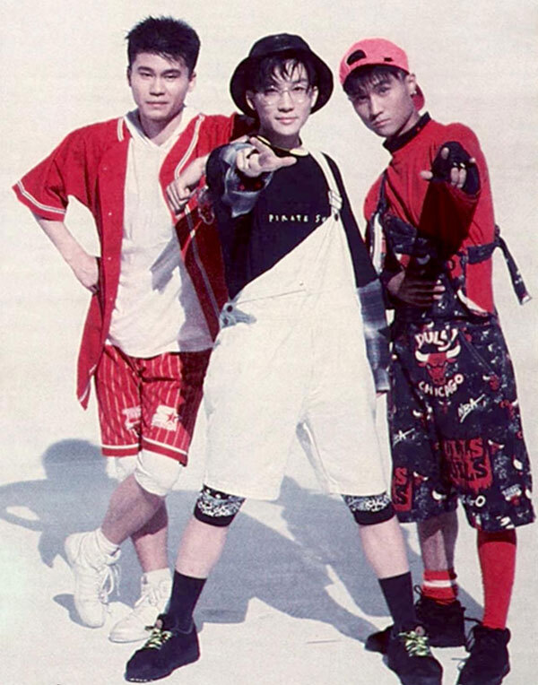 Seo Taiji and Boys 1992 год. Корейское телевидение в шоке: рэп, рок и танцы на национальном канале. Продюсеры назвали это «музыкальным мусором». Корейские подростки назвали это будущим.📸 Источник: KBS Archive / Getty