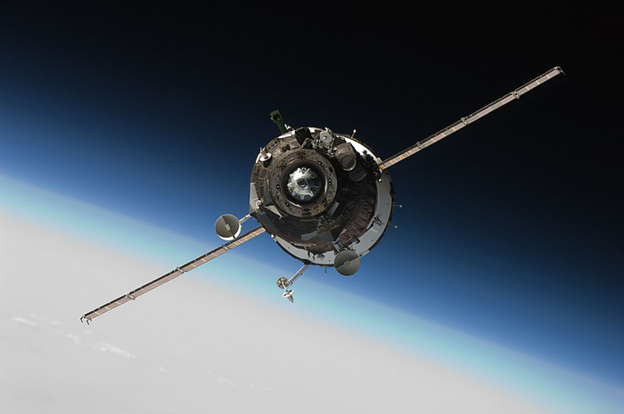 �����: NASA ��������: <a href="https://pikabu.ru/story/24_dvigatelya_vmesto_parashyuta_kakim_dolzhen_byil_stat_sovetskiy_korabl_zarya_14264735?u=https%3A%2F%2Fcommons.wikimedia.org%2Fwiki%2FFile%3ASoyuz_TMA-16_approaching_ISS.jpg&t=commons.wikimedia.org&h=4e8975373fe54f8e0f0aac5e62d59c5c2c6ca08f" title="https://commons.wikimedia.org/wiki/File:Soyuz_TMA-16_approaching_ISS.jpg" target="_blank" rel="nofollow noopener">commons.wikimedia.org</a>