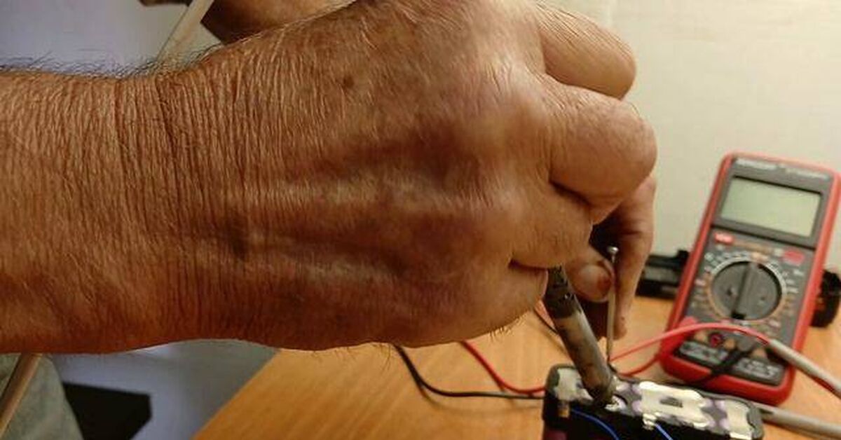 Replacing two batteries in a screwdriver battery - Rutube, Electronics, With your own hands, Battery, Screwdriver, Video
