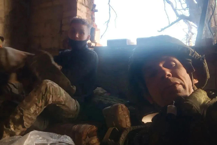 Алексей (слева) с боевым товарищем на позиции. Фото из личного архива